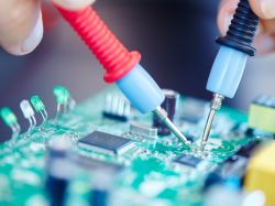 英特爾代工收入靠出售業務撐場，富國銀行看好AMD藉機收割市場