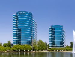 OpenAI叫停「星際之門」擴建，千億債務擴張模式遇挫，甲骨文(ORCL.US)面臨AI基建「過時」困境