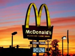 麦当劳(MCD.US)上海门店首现擎朗“人形机器人” 试水自动化服务新场景