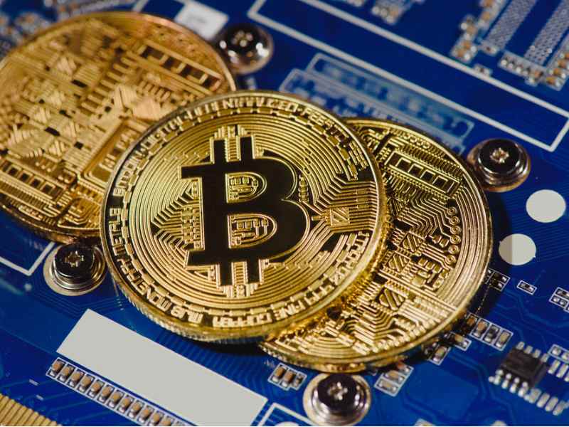 谁在砸盘比特币？巨鲸减持压力抵消ETF买盘，3月反弹难掩需求真空