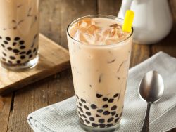 港股异动 | 沪上阿姨连续六个交易日大涨！股东自愿延长禁售期彰显发展信心，26年公司门店扩张可期