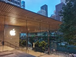 又一家投行下调苹果(AAPL.US)评级！20周年版全玻璃iPhone传被取消，杰富瑞警示靠折叠屏提价“比预期更难”