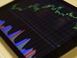 高盛：散户交易较2025年末降45%，家庭买盘仍成美股“压舱石”，维持标普500年底看涨至8000点