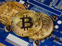 BTC 重返 8 萬卻縮量 11%：FOMC 前市場極度觀望